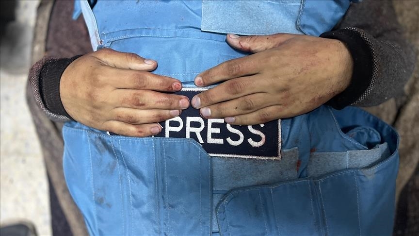 بعد ساعات من ولادة طفلته.. مقتل صحفي في مجزرة إسرائيلية بغزة