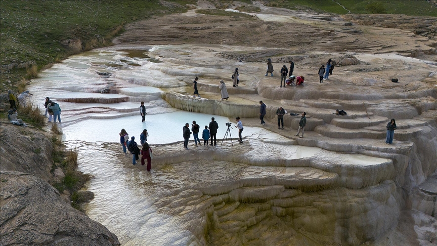 "Van'ın Pamukkale'si" yeşile bürünen çevresiyle doğaseverleri ağırlıyor