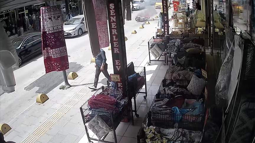 Kocaeli'de seyir halindeki motosikletin alev alma anı güvenlik kamerasında