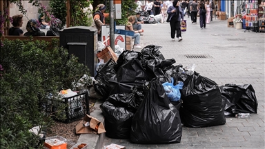 İzmir'de işçilerin greve gitmesiyle cadde ve sokaklarda çöp yığınları oluştu