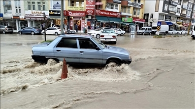 Sinop’ta sağanak nedeniyle bazı ev ve iş yerlerini su bastı