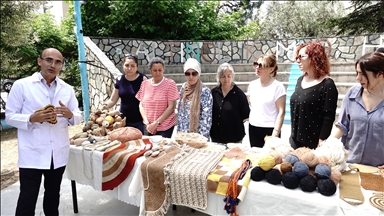 Balıkesir'de üniversiteliler, yün iplikleri bitki ve meyvelerden elde ettikleri boyayla renklendirdi