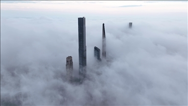 Mjegulla e dendur mbulon Manhattanin e New Yorkut, krijon një peizazh surreal të qytetit