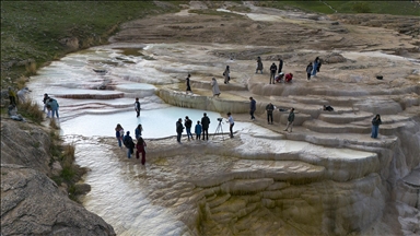 "Van'ın Pamukkale'si" yeşile bürünen çevresiyle doğaseverleri ağırlıyor