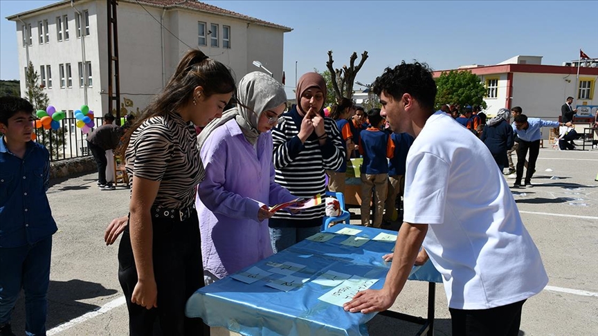 Öğretmen adayları kırsaldaki öğrencilere matematiği sevdirmek için etkinlik yapıyor