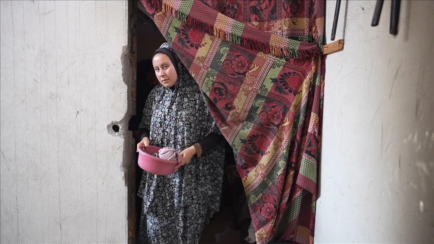 Gazze’de zorla yerinden edilen işitme engelli Ala, mezun olduğu üniversitenin "harabesine" sığındı