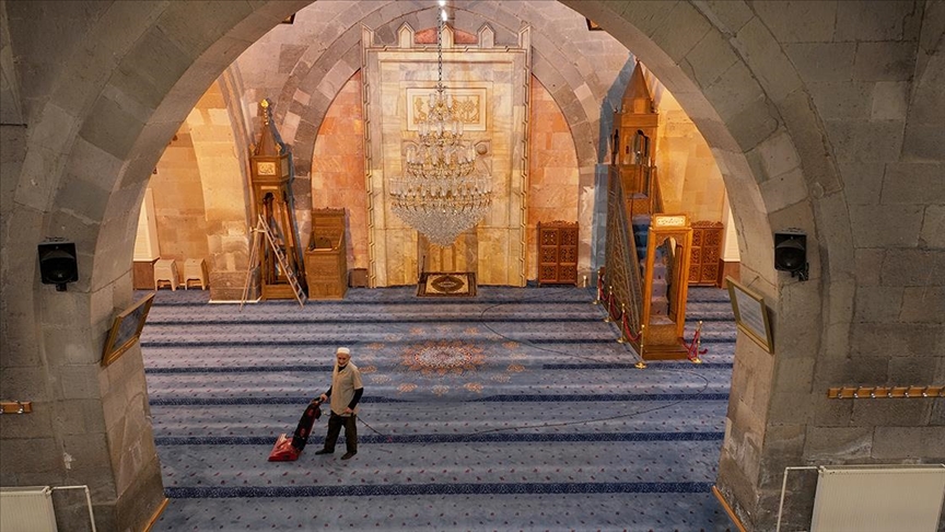 Tarihi Ulu Cami'nin 7 yıldır gönüllü olarak temizliğini yapıyor