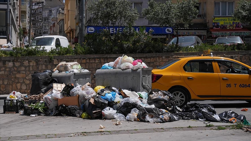 İ'de grev nedeniyle temizlik hizmeti aksıyor