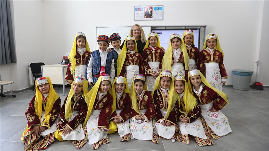 Depremzede öğrenciler yeni okullarında açılan kurslarla sosyalleşiyor