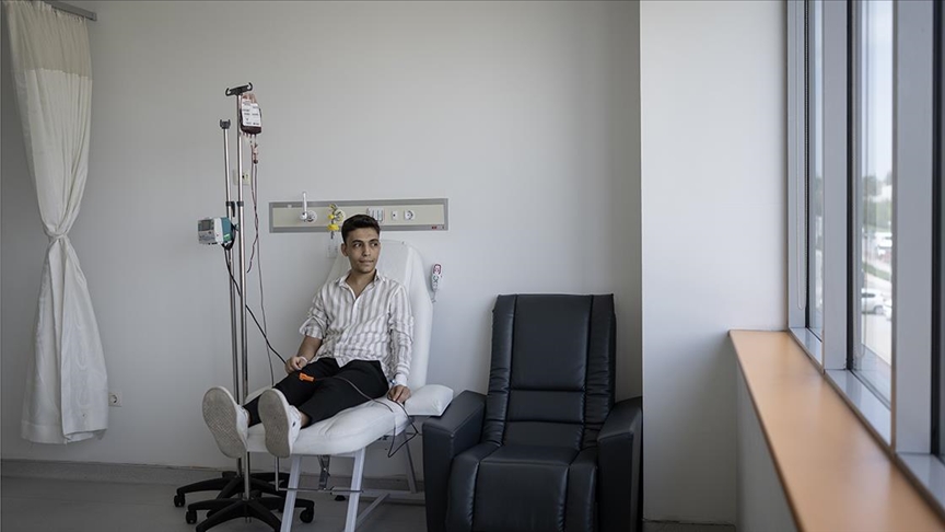 Talasemi hastası genç düzenli tedaviyle yaşamını sürdürüyor
