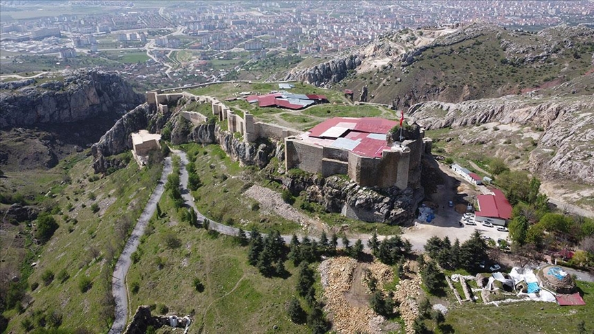 Elazığ'da tarihi Harput Kalesi'nde 2025 yılı kazı sezonu başladı