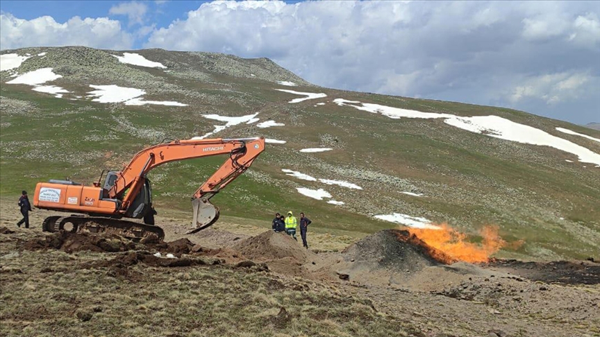 Sivas'ta yıldırım isabet eden doğal gaz boru hattında yangın çıktı