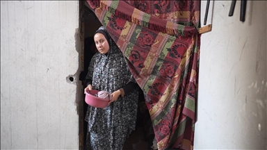 Gazze’de zorla yerinden edilen işitme engelli Ala, mezun olduğu üniversitenin "harabesine" sığındı