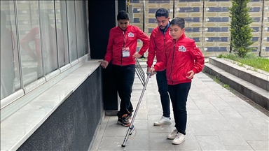 Görme engelli arkadaşları için "akıllı baston" tasarladılar