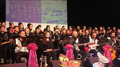 Tokat'ta ortaokul öğrencileri Türkçe dahil 9 dilde 9 şarkı söyledi