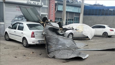 Kars'ta rüzgar nedeniyle 2 iş yerinin çatısı uçtu, 1 araç zarar gördü