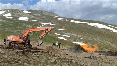 Sivas'ta yıldırım isabet eden doğal gaz boru hattında yangın çıktı 