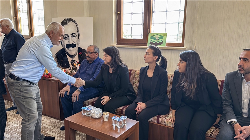 Ji bo Sirrî Sureyya Onder li memleketê wî Adiyamanê qebûla taziyeyê destpê kir