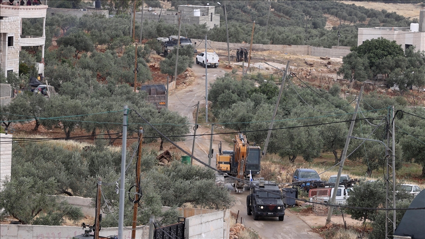 Israeli army kills Palestinian after besieging him in home in West Bank