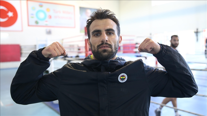 Ringlere dönen milli boksör Necat, dünya şampiyonluğu için ter döküyor