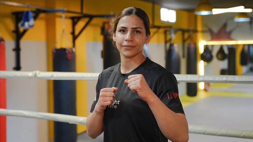 Okulda matematik öğretmeni, ringde kick boksçu