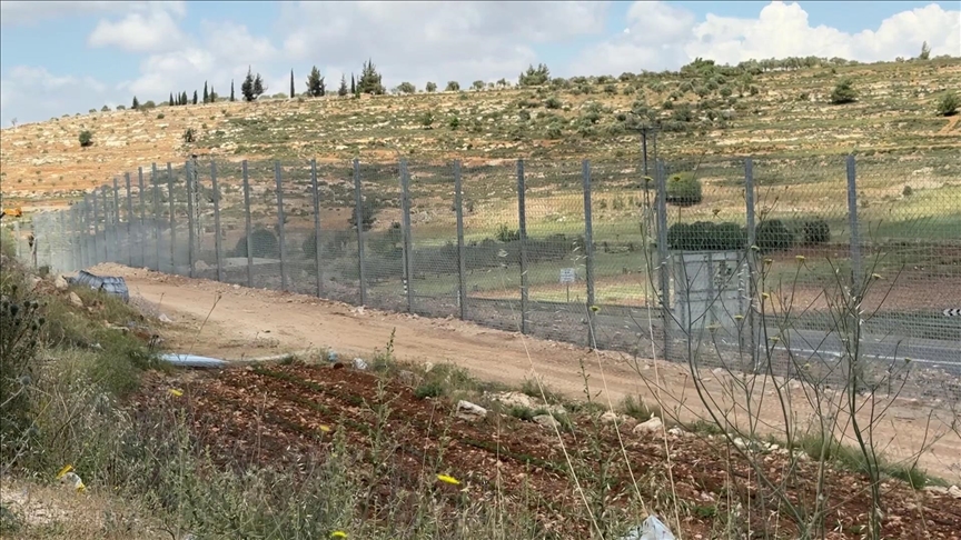 Gardhi me tela i ngritur nga Izraeli e ka shndërruar në burg të hapur qytezën Sinjil në veri të Ramallahut