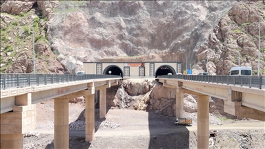 Hakkari-Van kara yolundaki riskli bölgeler tünellerle aşıldı