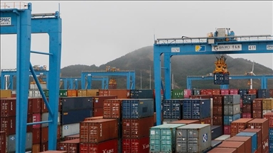 China's exports climb in April amid trade war with US