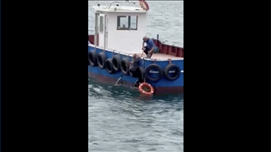 İstanbul'da vapurdan düşen yolcunun balıkçı tarafından kurtarıldığı anlar kamerada 