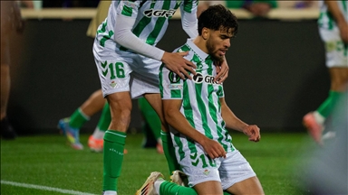 قدم.. المغربي الزلزولي يقود بيتيس لنهائي دوري المؤتمر الأوروبي