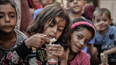 تجويع غزة.. الطفلة ريما تقاوم مرضها وتفشل بسد رمقها 