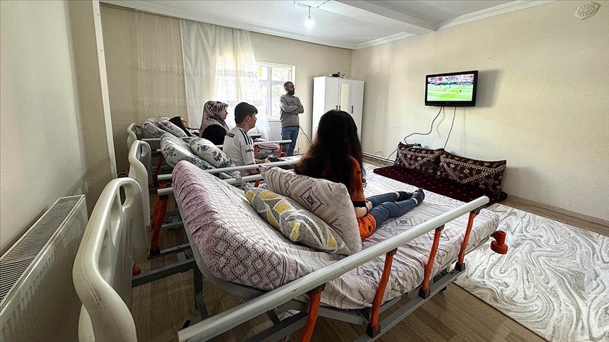 Vanlı annenin fedakarlığı engelli 3 çocuğunu hayata bağlıyor