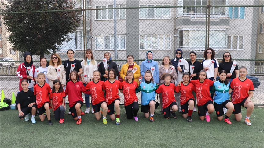Amasya'da 办补诲谋苍 futbolcular, antrenmanda annelerinin Anneler Günü'nü kutlad谋