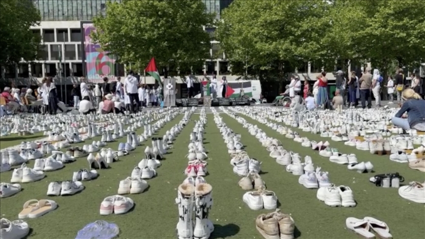 Hollanda'da, İsrail saldırılarında ölen sağlık çalışanları için 1400 çift beyaz ayakkabı bırakıldı