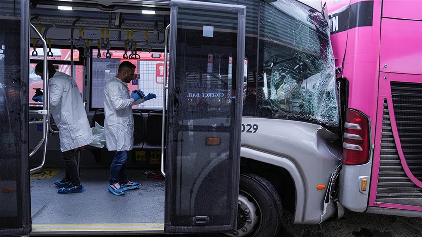 Beylikdüzü'nde 2 metrobüsün çarpıştığı kazada 1 kişi öldü, 54 kişi yaralandı