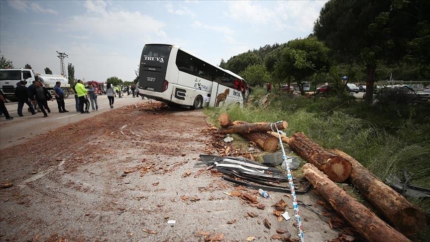 Li Çanakkaleyê otobus, qemyon û otomobîl li hev qelibîn 5 kes mirin, 11 kes birîndar bûn