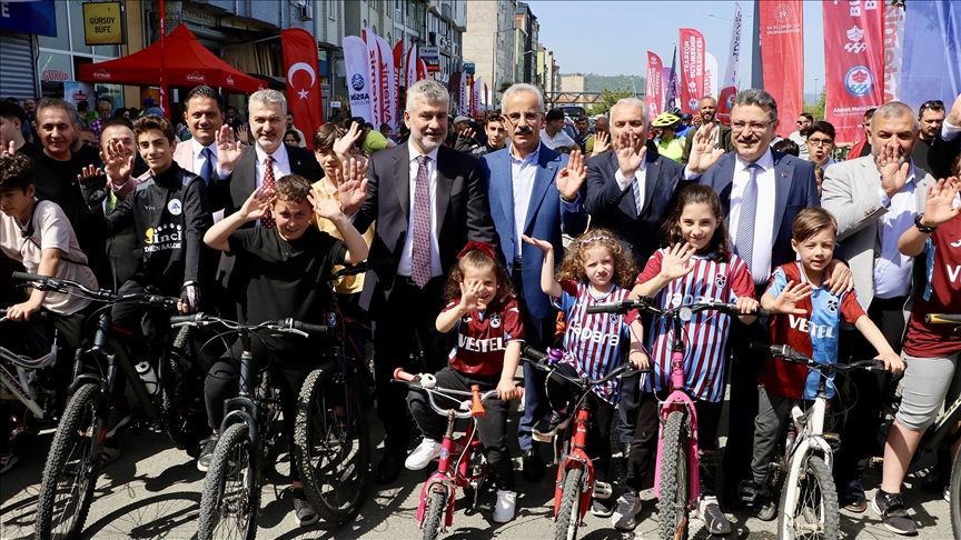 Ulaştırma ve Altyapı Bakanı Uraloğlu "5. Arsin-Santa-Taşköprü Yol Bisikleti Yarışları"nın startını verdi