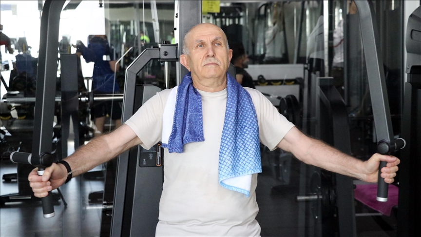 "73'lük delikanlı", azmiyle gençlere taş çıkarıyor