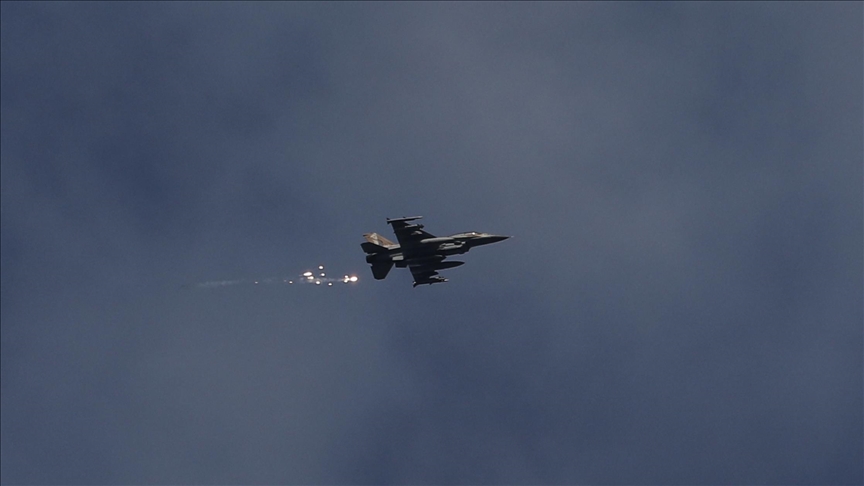 طيران حربي إسرائيلي يحلق فوق محافظتي درعا والقنيطرة جنوبي سوريا 