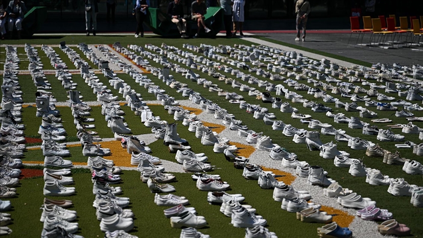 روتردام.. 1400 زوج حذاء أبيض تخليدا لأرواح الطواقم الطبية في غزة