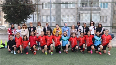 Amasya'da kadın futbolcular, antrenmanda annelerinin Anneler Günü'nü kutladı