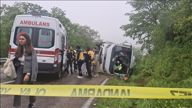 Sinop'ta öğrencileri taşıyan otobüs ile otomobilin çarpışması sonucu 18 kişi yaralandı