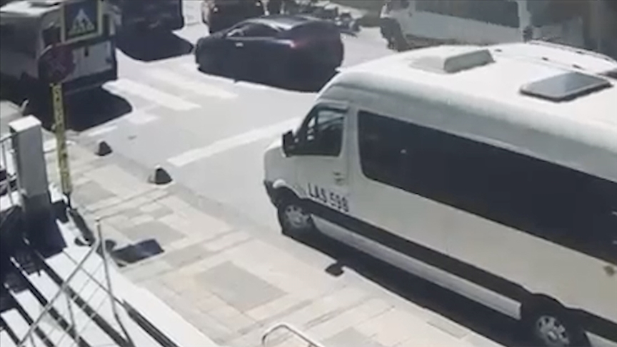 Kağıthane'de servis aracının çarptığı 1 kişi öldü, 4 kişi yaralandı