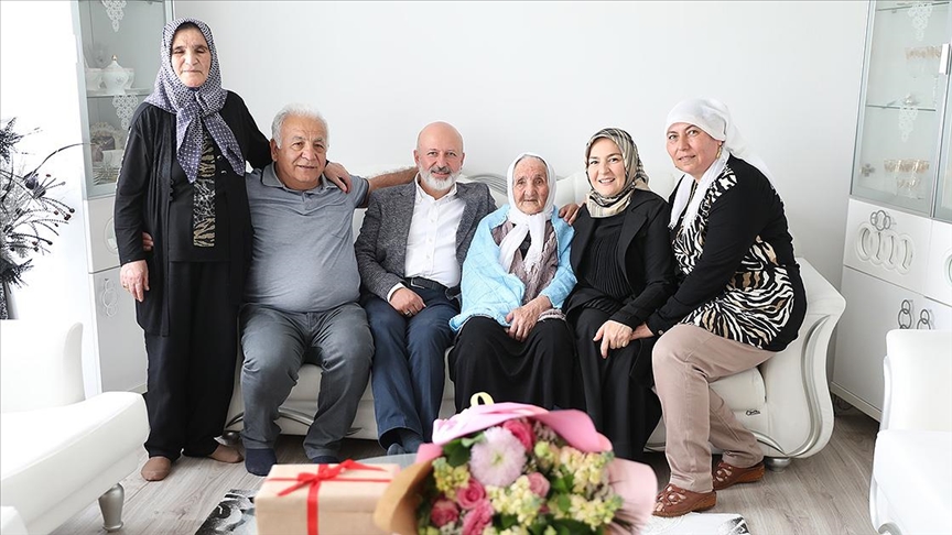 109 yaşındaki "Şemsi teyzeye" Anneler Günü ziyareti