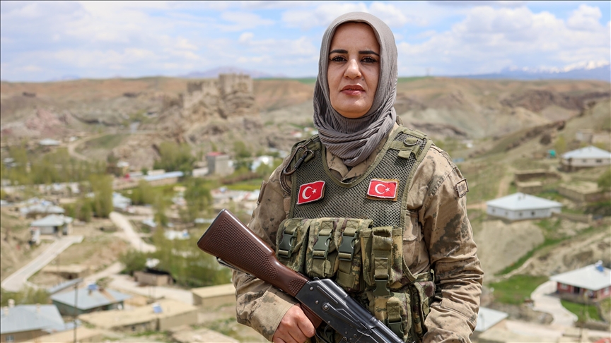 Güvenlik korucusu anne, silah arkadaşlarıyla vatan nöbetinde