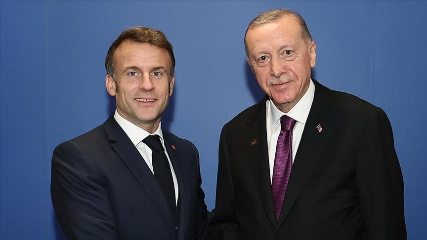 أردوغان يبحث مع ماكرون العلاقات الثنائية وقضايا إقليمية وعالمية 