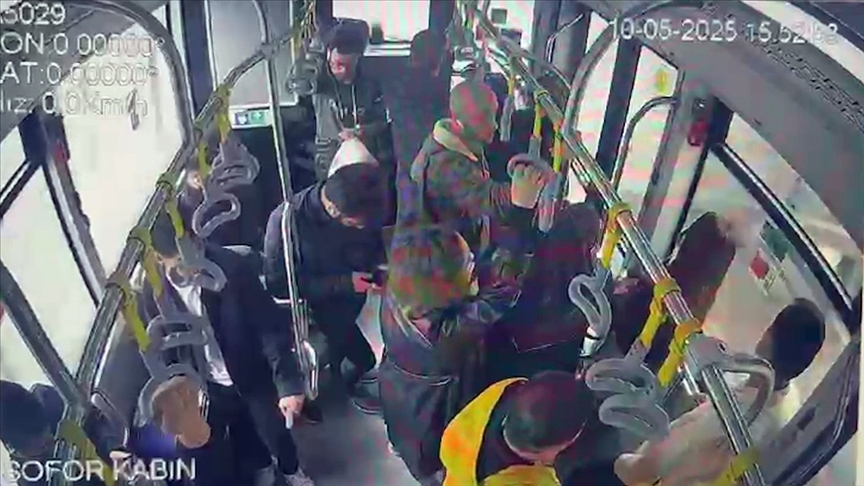 Beylikdüzü'ndeki metrobüs kazası araç içi kamerasında