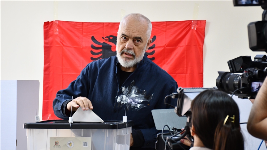 Zgjedhjet parlamentare në Shqipëri, voton kryeministri Rama