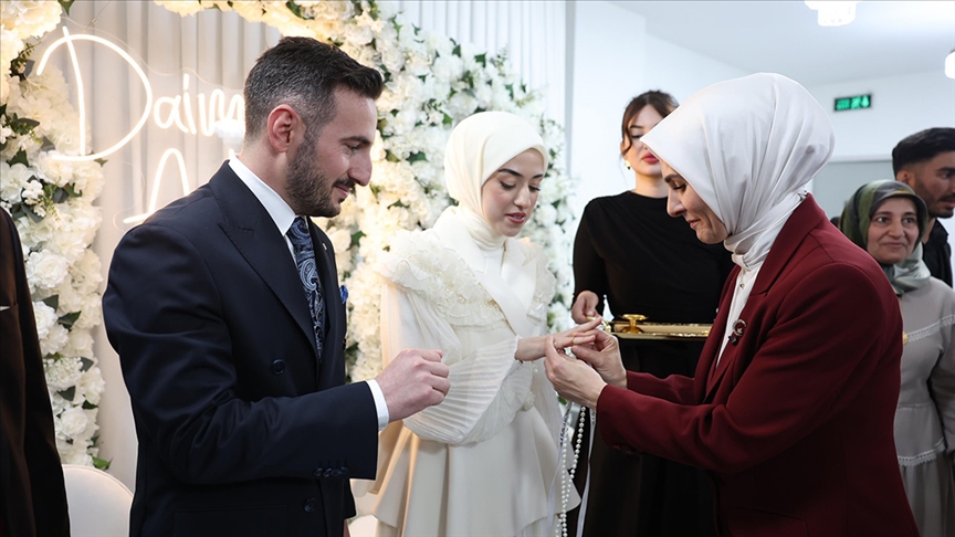 Bakan Göktaş, kendisine sosyal medyadan ulaşan gencin nişan yüzüğünü taktı