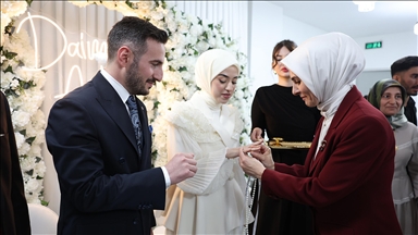 Bakan Göktaş, kendisine sosyal medyadan ulaşan gencin nişan yüzüğünü taktı
